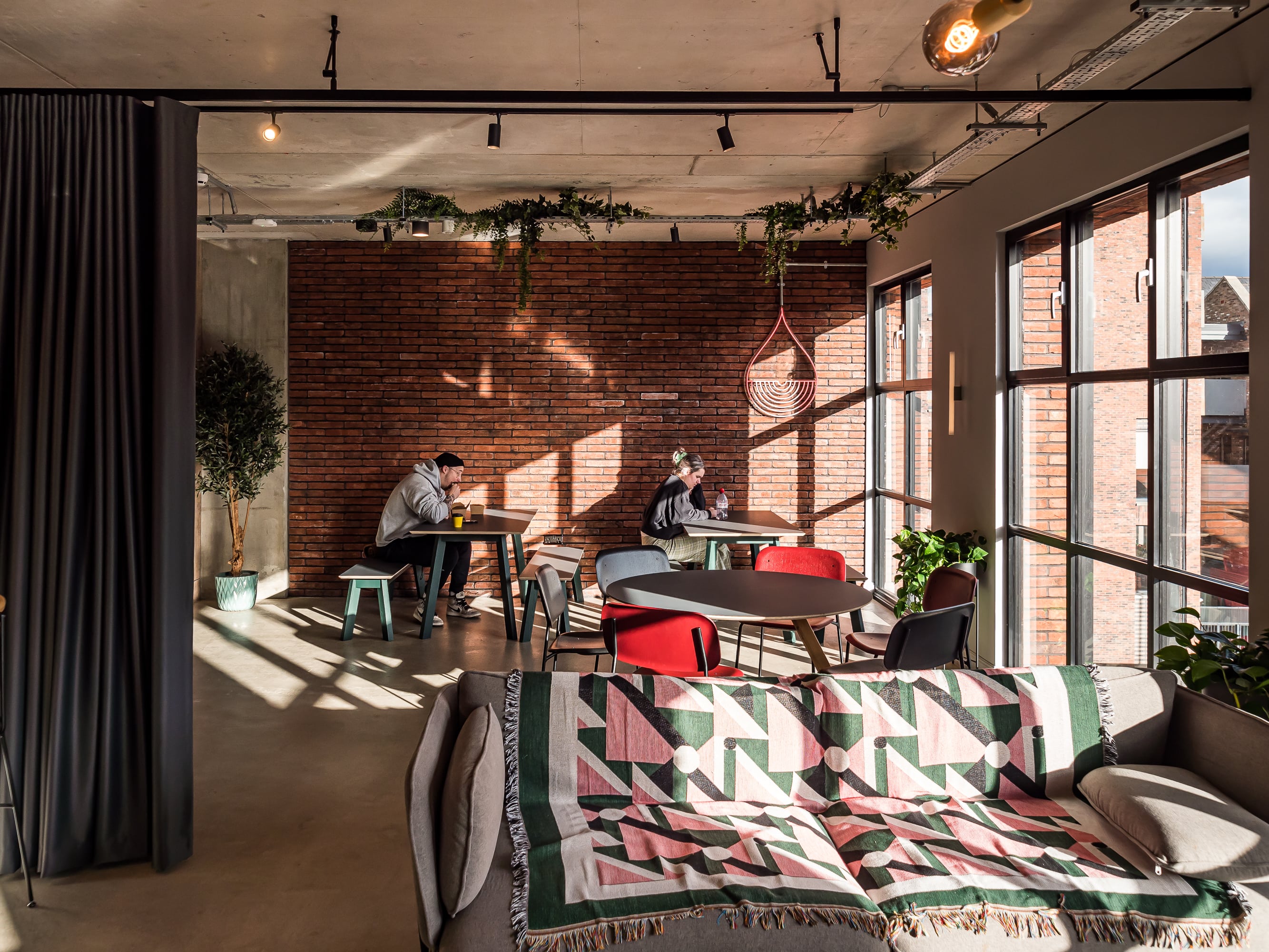 a calming office space can help to increase productivity in the workplace 